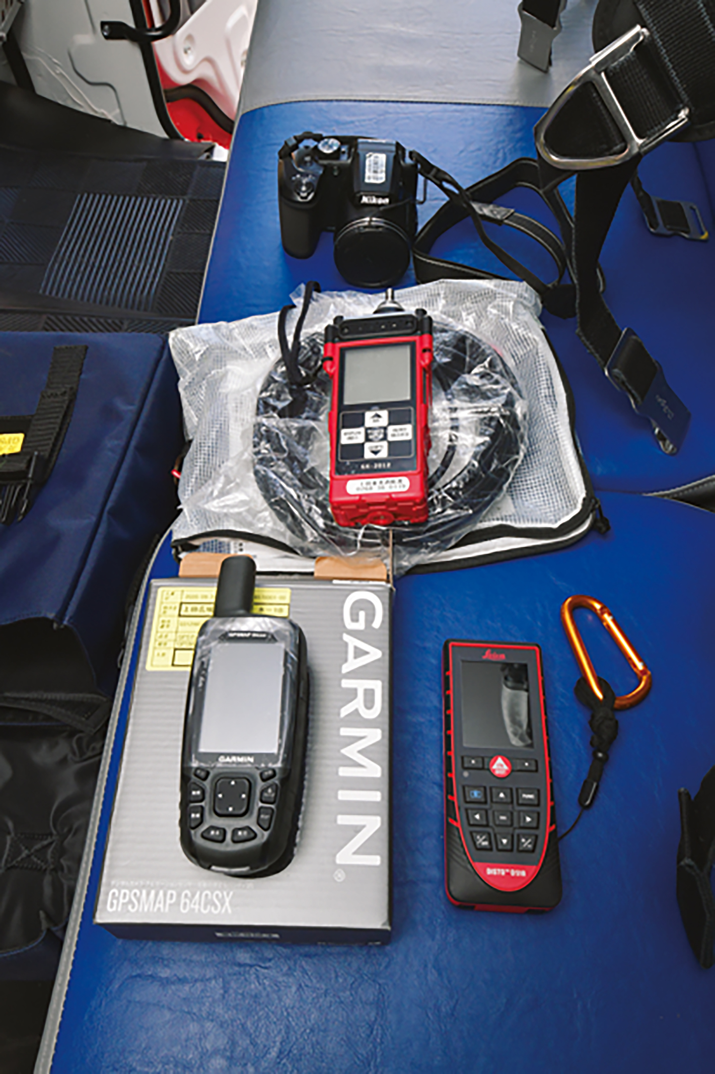 車内へは、ガス検知器・レーザー測距器・GPSマップといった電子機材も搭載。山岳救助をはじめ、マルチな活動を支援する。