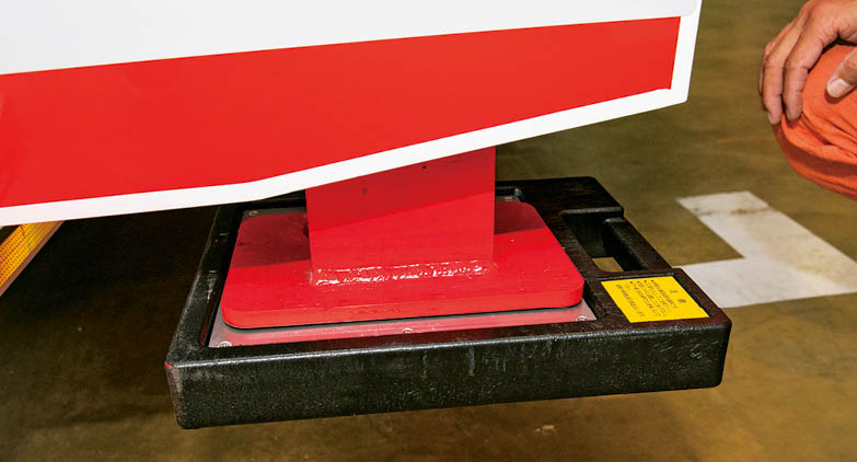 アウトリガーの敷板は、設定が容易な磁石式を採用。