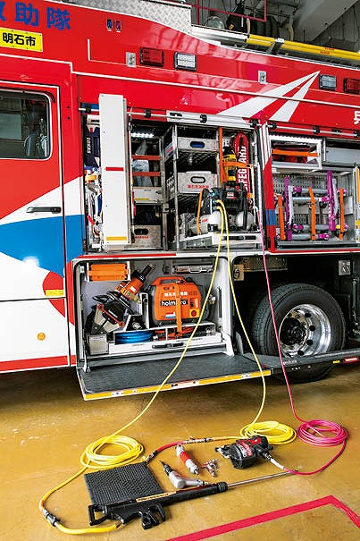 脱着式の救助資機材用エアコンプレッサーをレール式収納棚に積載し、取り出しやすさを重視。直近に車両を部署できれば、車両から直接エアマットなども設定可能。