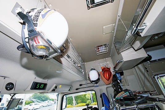 運転席の上部スペースも棚内に救命胴衣などの積載スペース、棚扉はヘルメット掛けとして活用。