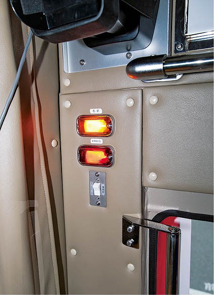 ドア上部に、各資機材庫の閉め忘れを知らせるアラーム灯を設定。