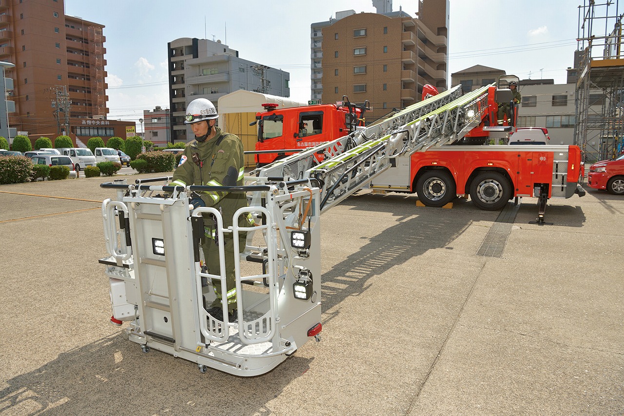 マイナス角度への伏梯も可能で、中川消防署の管轄地域内にある河川での救助事案にも対応できる。