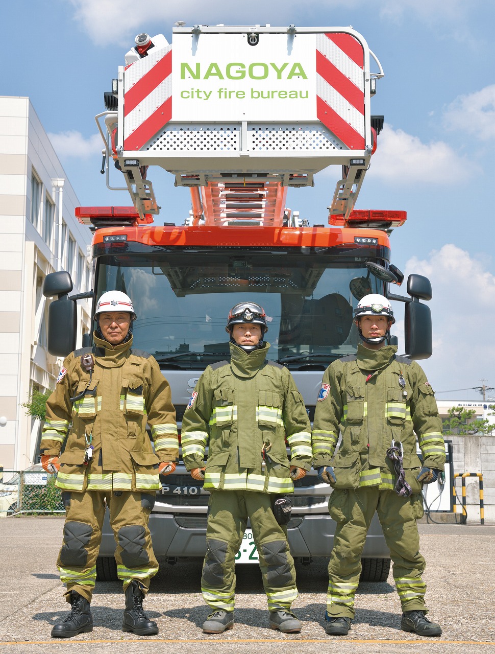 スカニア×マギルスを運用する中川消防署の消防隊。