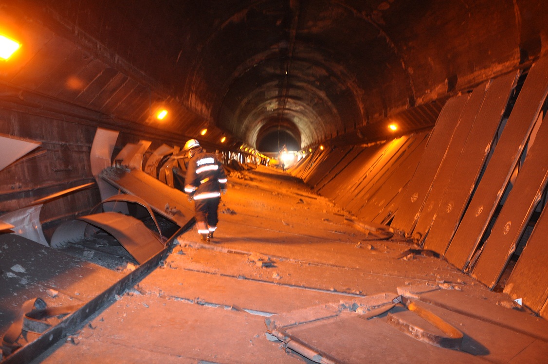 天井板が崩落した笹子トンネル内の様子。大判のコンクリート板が道路をすっぽり覆い、下敷きになった車両の検索にも時間がかかった。（写真提供/大月市消防本部）