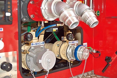 配管は吸水口・放水口の系統ごとに色分けし、若手職員の車両構造理解にも役立てている。