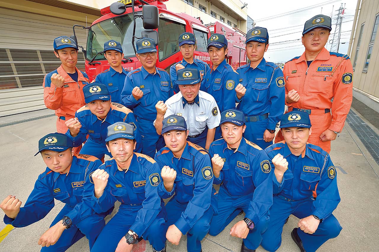   同車を運用する岡崎市消防本部西消防署本署の太田和弘消防署長と職員。