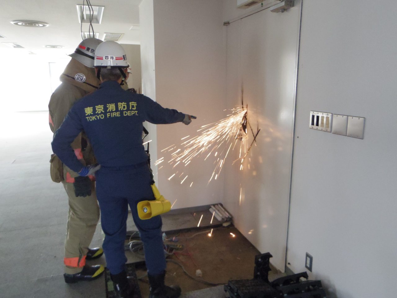四谷消防署消防破壊訓練