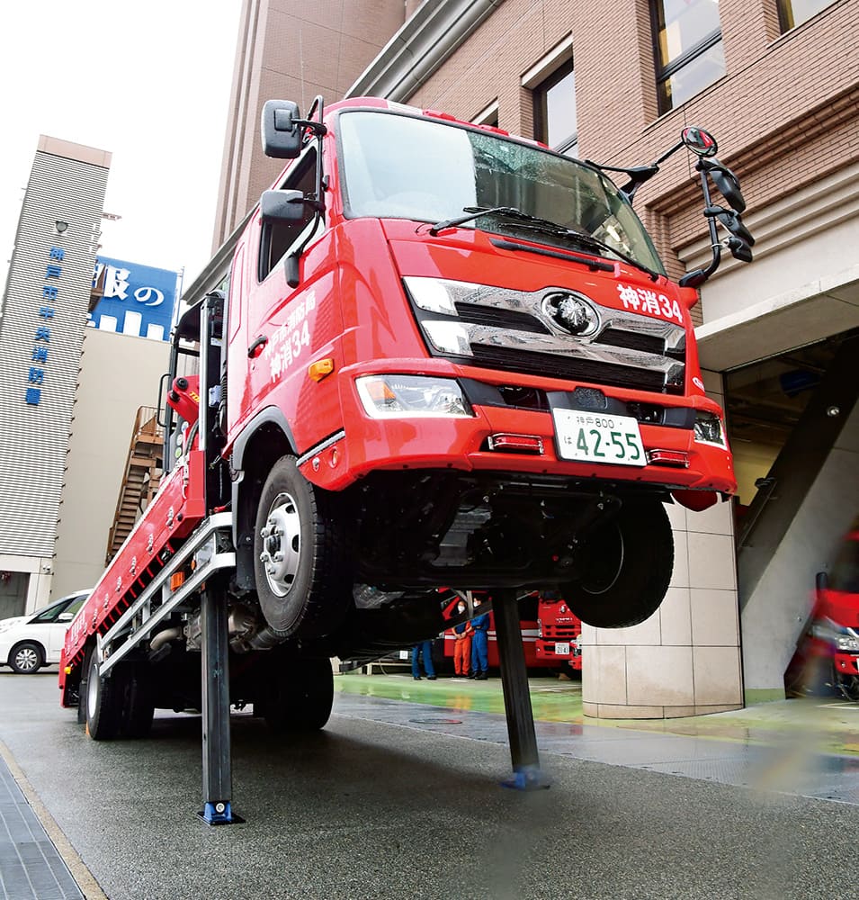 消防用重機と重機搬送車 神戸市消防局