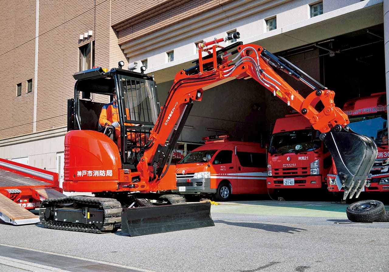 消防用重機と重機搬送車 神戸市消防局