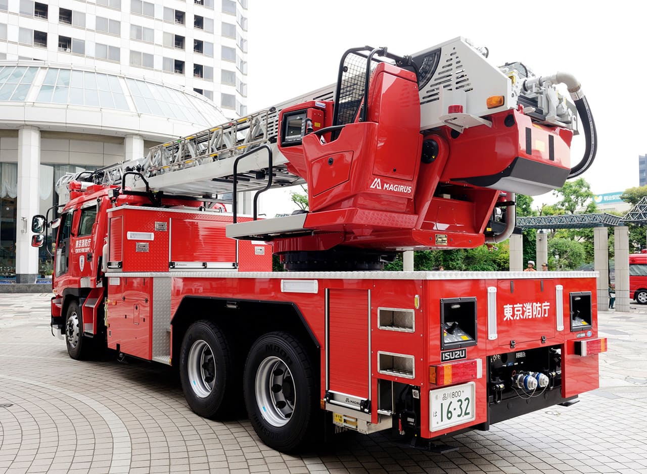 30m級先端屈折伸縮式はしご付消防自動車 東京消防庁