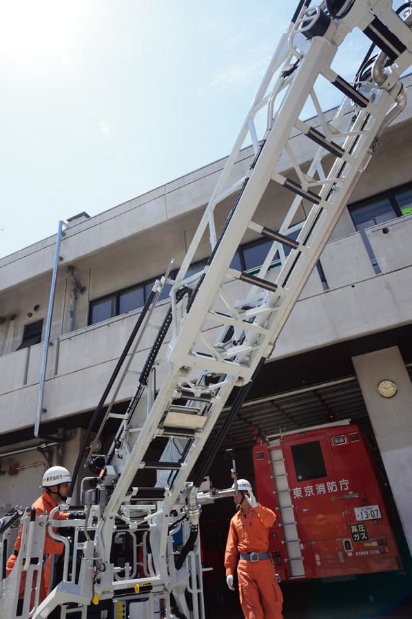 30m級先端屈折伸縮式はしご付消防自動車 東京消防庁