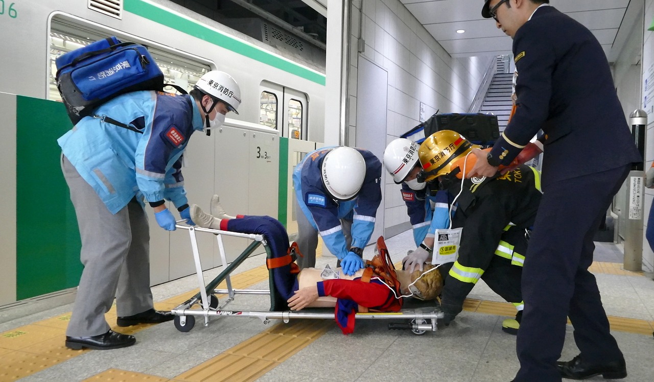 駅構内での爆発事故を想定した訓練<br>―東京消防庁 城東消防署―