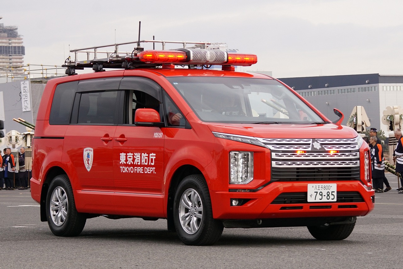トミカ　三菱デリカD:5消防指揮車