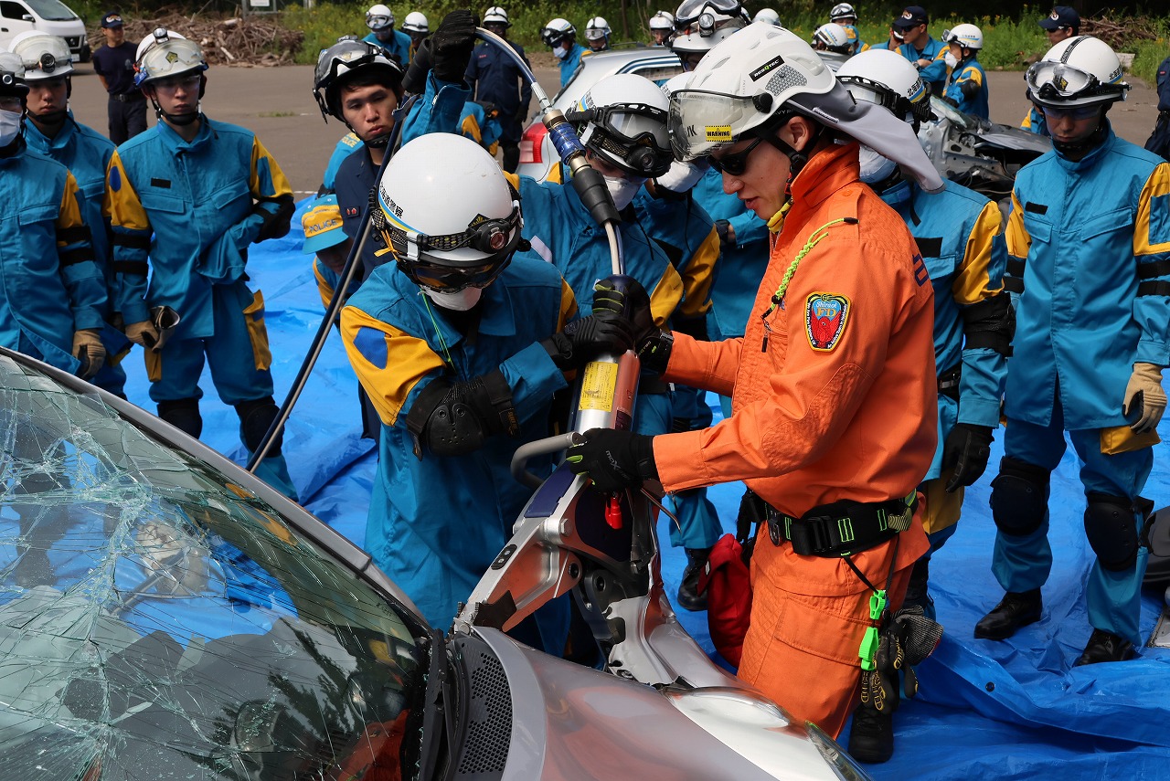北海道警察 車両破壊救出訓練