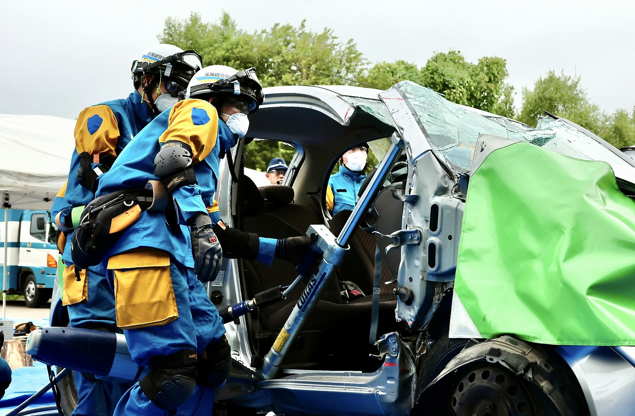 北海道警察 車両破壊救出訓練