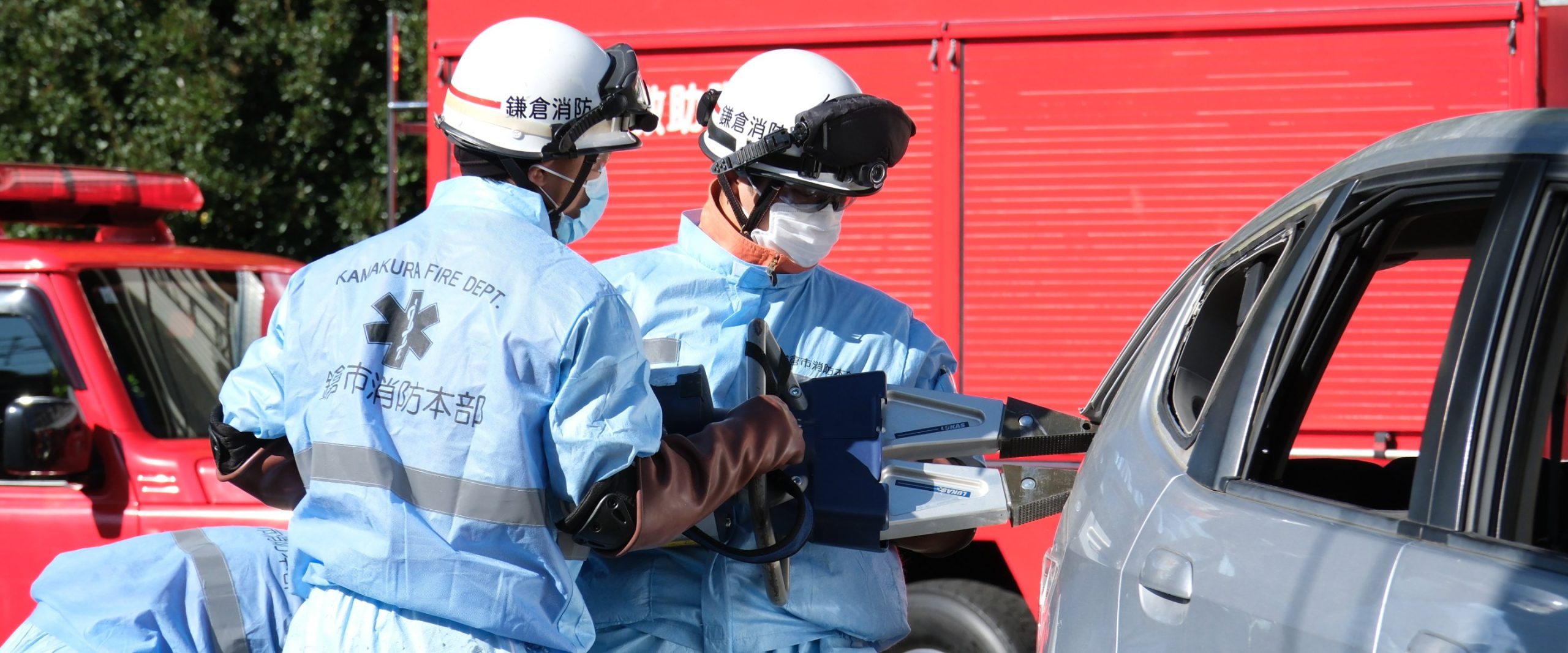 江ノ電が列車とハイブリッド車の事故想定訓練を実施<br>鎌倉市消防本部が参加